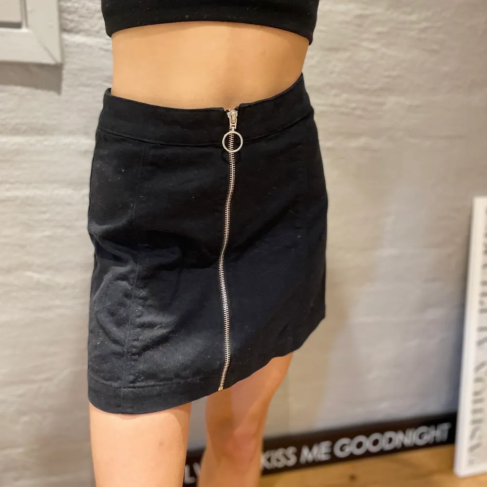 Fin svart jeans kjol med dragkedja i storlek 34! Använd ett fåtal gånger💕. Kjolar.
