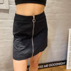 Fin svart jeans kjol med dragkedja i storlek 34! Använd ett fåtal gånger💕