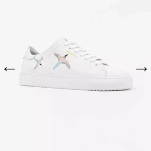 arigato skor - kollar intresset på dessa skor från Axel Arigato som jag köpte förra onsdagen 25/5 men de var tyvärr lite små💗 endast använda en gång så de är i absolut toppen skick. köpte för 2200 o säljer för 2 000❤️