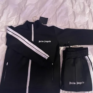 Palm angels tracksuit  - Säljer Palm angels tracksuit i nyskick med tags och dustbag tar även byten om du bor nära, Storlek S