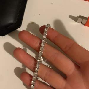 Säljer mitt fina armband med diamanter ifrån Glitter.💞 (Frakten kostar 14kr)
