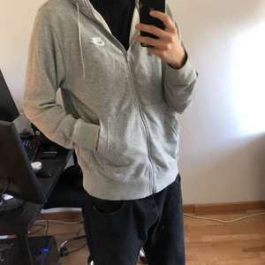 Nike Grå Hoodie Storlek M - Nike Grå Hoodie Storlek M, Snygg passform med snygg färg på hoodien! :)