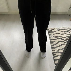 Juicy Couture byxor - Svarta Juicy Couture byxor i storlek XS. Helt nya och köpta i Raglady på kungsmässan.💗 Köparen står för frakt och om man lägger ett bud så ska man vara beredd på att betala💗 