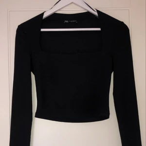 Svart Zara Topp - Säljer min super fina topp från zara i strl S som inte säljs längre💞💞 säljer pga att den sällan används och dem är i super fint skick😍 Skriv för fler bilder!💞 Kan mötas upp annars står köparen för frakt💖
