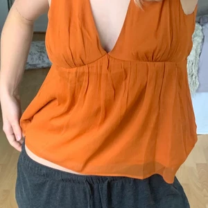 Orange topp  - Hejhej! Jag säljer denna fina toppen från HM! Den används tyvärr ej så mycket och önskas trivas bättre i någon annans händer. Frakt tillkommer 💗💗