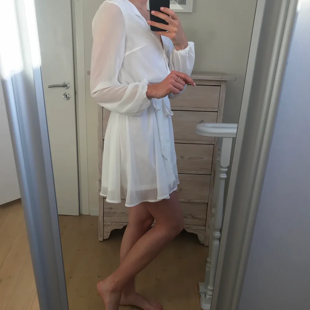 Vacker vit klänning från Nelly trend. Storlek 38, men passar mig som vanligtvis är en storlek 36💗. Klänningar.