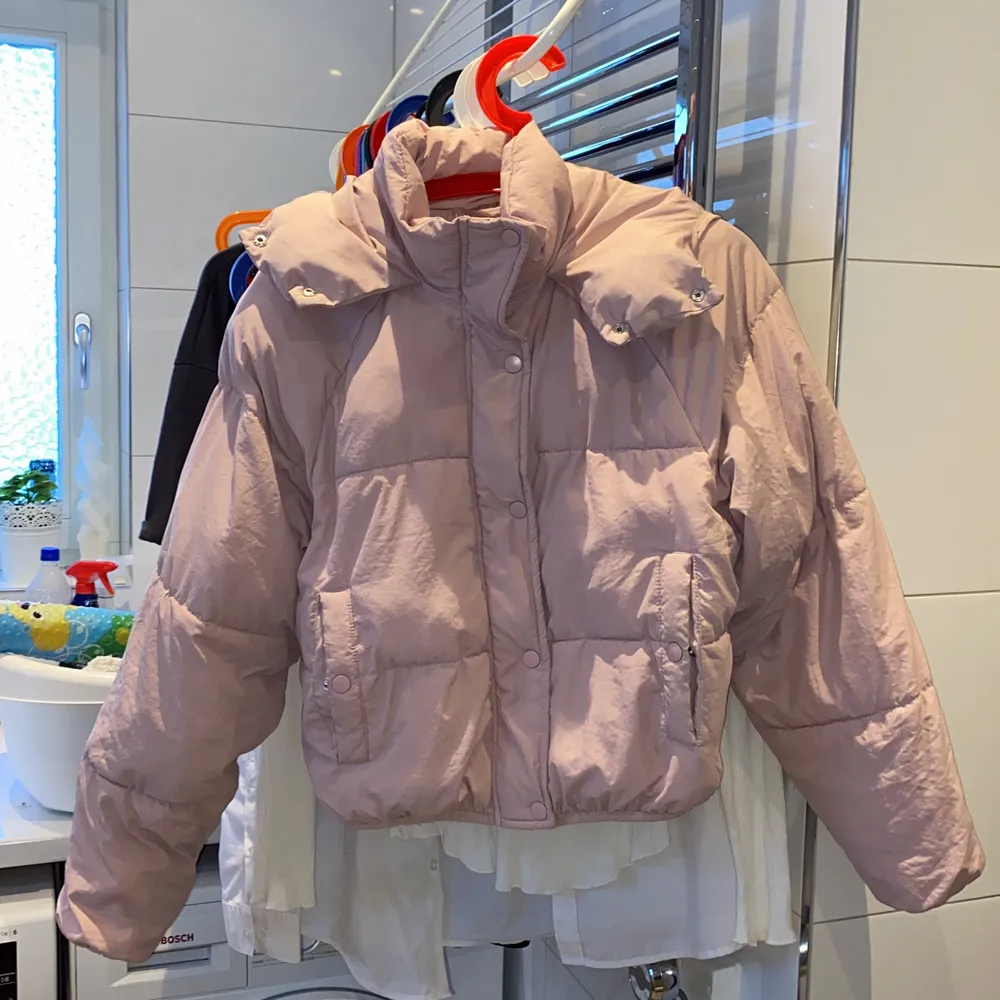 en rosa ”puffer jacket” använde vintern 2019/2020. köpare står för frakt :). Jackor.