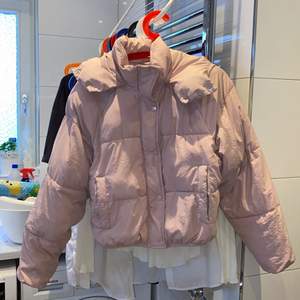 en rosa ”puffer jacket” använde vintern 2019/2020. köpare står för frakt :)
