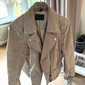 Jacka jofama beige mocka  - Jacka från Jofama i beige mocka. Sparsamt använd. Nypris: 2500kr
