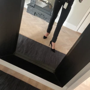 Mörkgråa / svarta jeans från Balmain  - Helt nya med prislappen på jeans från Balmain. Storlek 26 dvs 34. Pris i butik 4000 kr