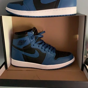 Jordan 1 High Retro Blue/Black - Jordan 1 High Retro Blue/Black. Helt nya med original låda och kvitto! Kom gärna med frågor. 