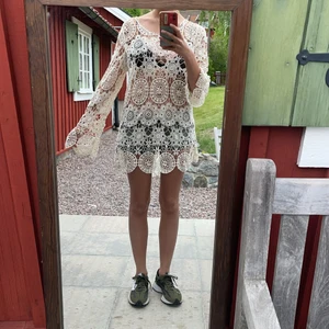 Spets klänning - Creme vit spetsklänning från Zara, bra skick🖤