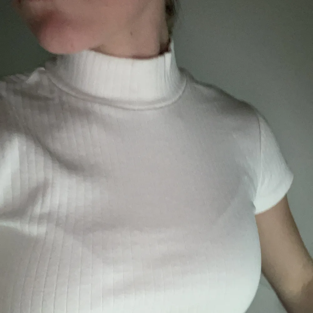 Säljer denna tröja oh av att den är för liten  En skön tröja med krage och kortärmad  Ribbad vit . T-shirts.