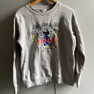 Kenzo sweatshirt  - Grå kenzo tröja i fint skick. Skicka meddelande vid fler frågor eller bilder! 