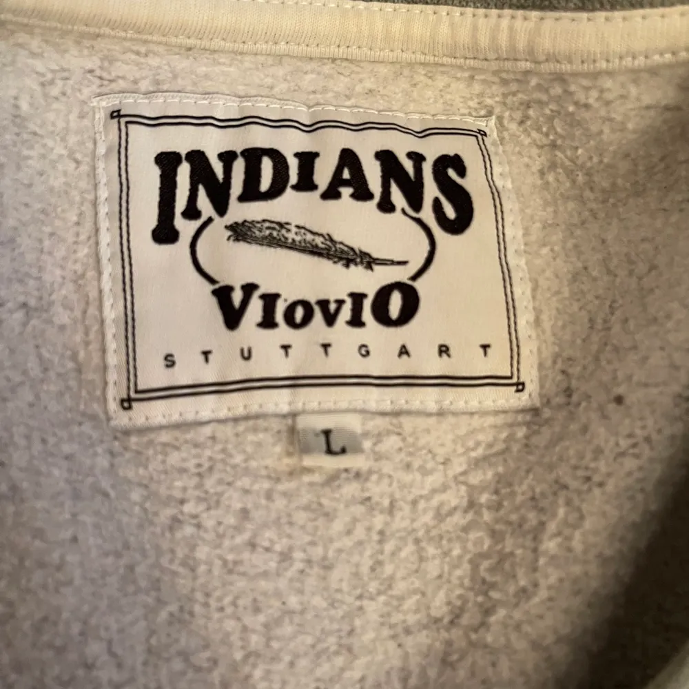 Superskön och oversized sweater från Indians. Tryck på magen och baksidan av ärmen. Tröjor & Koftor.