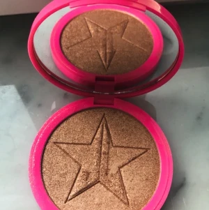 JeffreeStar highlighter  - Använd enstaka gånger. Färg skin frost siberian gold. Skickas spårbart!