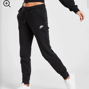 Nike mjukisbyxor - Säljer dessa mjukisbyxorna då dom inte kommit till användning🤍