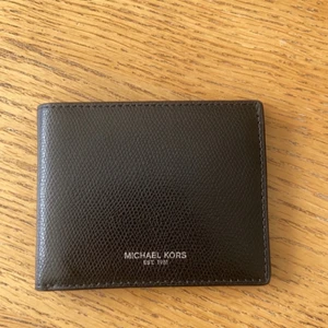 Michael Kors Plånbok - En skitsnygg Michael Kors plånbok med låda, som aldrig blivit använd. Kondition: 9.5/10