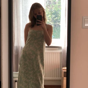 Grön blommig klänning - Säljer nu denna superfina satinklänning från Zara! Köpte förra året men den kom aldrig till användning tyvärr, nypris 400 kr. Utgångspris 200 kr, budgivning om många är intresserade!