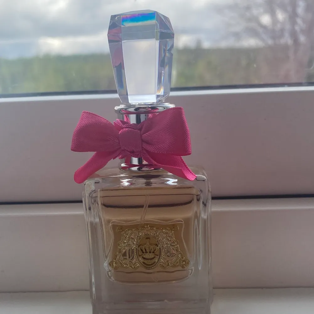 jag säljer min nya viva la juicy parfym då det inte gick att returnera. den är bara testad. köpt för 400kr. kom med förslag på pris. . Övrigt.