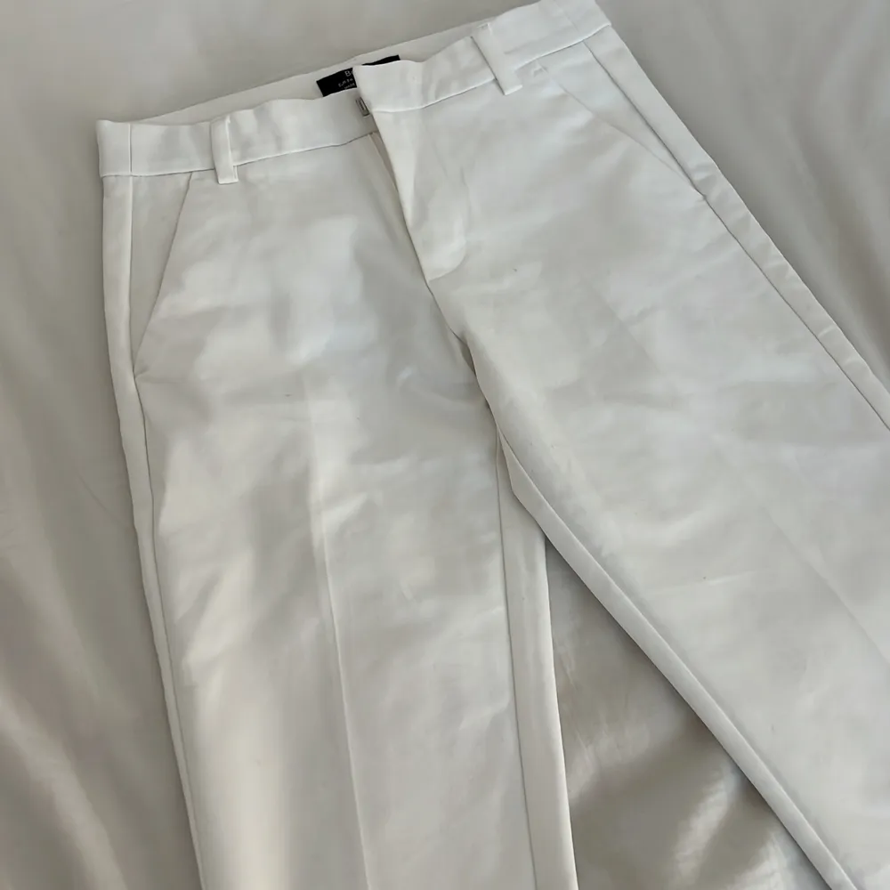 Vita kostymbyxor från bershka i storlek xs❤️. Jeans & Byxor.