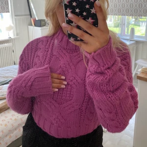 Stickad tröja - En croppad stickad tröja från Asos i en härlig lila färg💜🌩 inte alls stickig!!