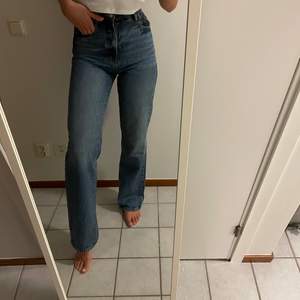 Straight full length jeans från zara, nypris 399kr. Långa ben på mig som är 180 cm lång. Varan är i fint skick💕 köpare står för frakt 