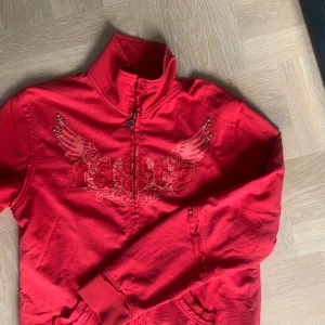 Vill tröja med tryck  - Cool tröja med gulddetaljer! Storlek XL men passar många storlekar som oversize❤️