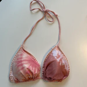 Rosa bikiniöverdel - Använd ett fåtal gånger. Är i väldigt bra skick💫 Finns däremot ingen underdel.