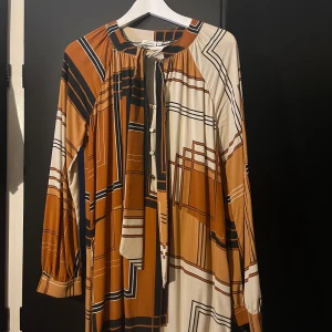 Klänning - Mönstrad klänning i storlek S. 100kr + frakt