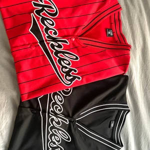 Tröjor - Säljer dessa snygga tröjor som är köpta från New Yorker, den röda är i storlek L och den svarta är i M. Har använt de fåtal gånger och de är i jätte bra skick och material. Säljer de pga att det inte längre är min stil & får ingen användning av de…