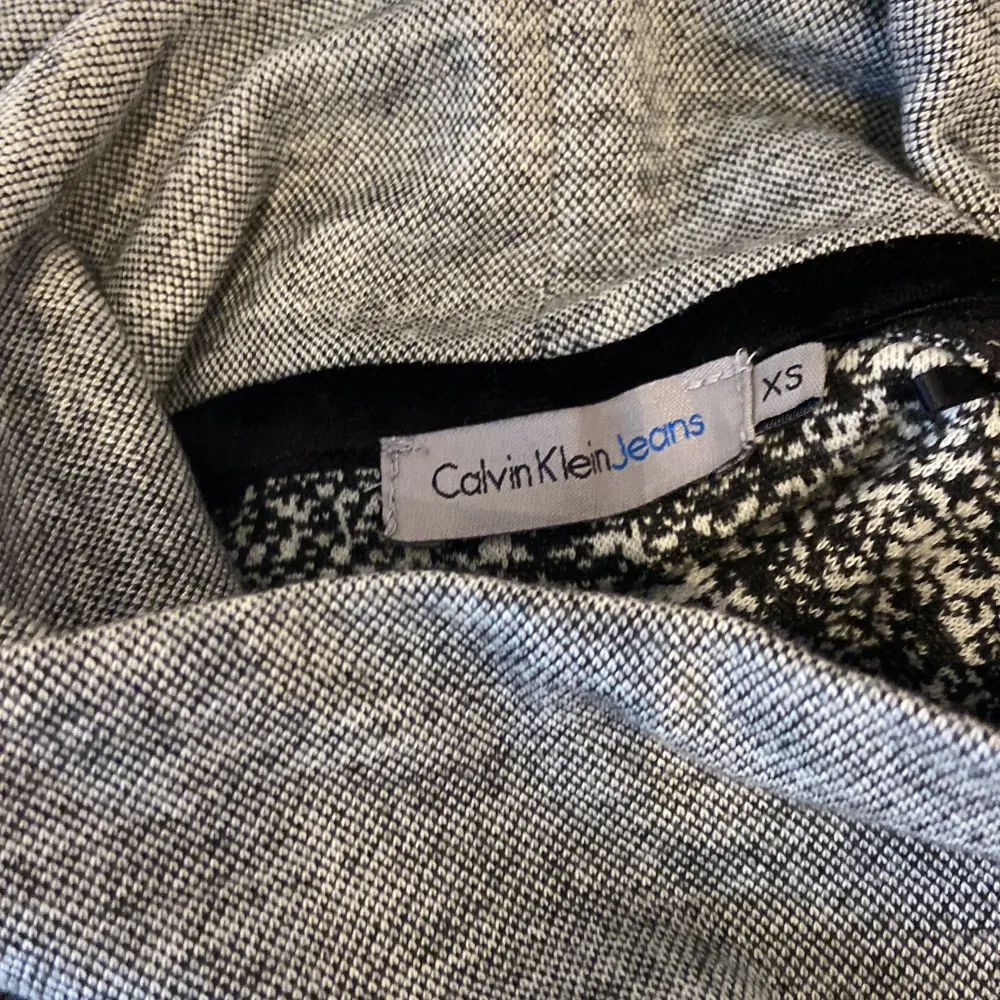 Calvin Klein tröja knappt använd storlek xs med polokrage . Toppar.