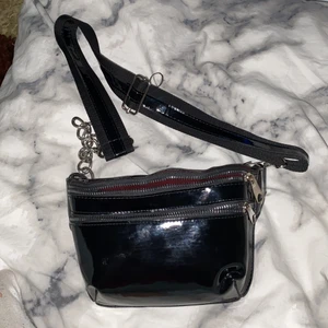 Väska  - Säljer väskan för använder den knapp och stor bara i en hörna 