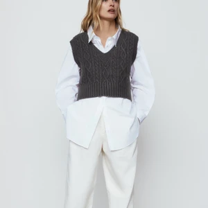 Kabelstickad väst - Säljer denna väst från zara då den inte används längre! Storlek M❤️