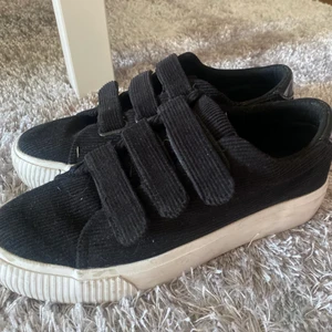 Svarta sneakers med kardborreband  - Nu säljer jag mina sneakers då dem endast är använda en gång! Storlek 39 och super sköna. Dem är 3 cm höga💞skulle nog säga att dem är finare på! Skriv privat för fler bilder