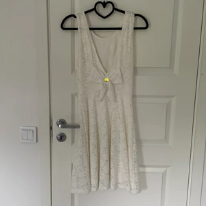 Vit klänning  - Använd en gång, bra skick, ingen dragkedja men stretchigt tyg. 