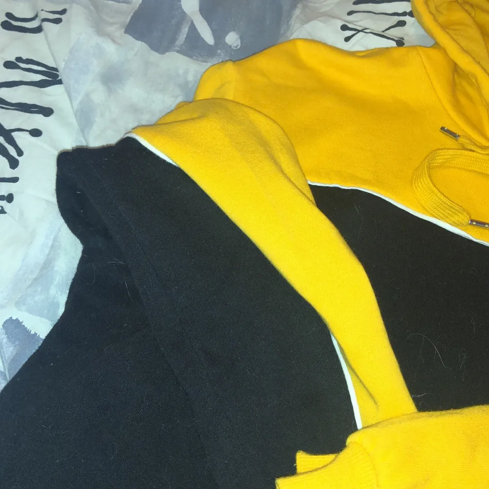En svart o gul hoodie från hm. Är använd ngr gånger och är i storlek M. Hör av för mer bilder elr information. . Hoodies.