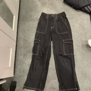 Säljer mina lågmidjade jeans från BDG Urban Outfitters i strl w26 l32 men passar mig som vanligtvis har w24-25. Knappt använda & är i fint skick. Köpte dem för ca 700+kr för 2 år sen. För fler frågor skriv i dm =D  KONTAKTA INNAN KÖP