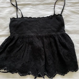 Zara linne - Superfint linne från zara💝 använt 1 gång och i super bra skick! OBS: båda bilderna är lånade! Men det är exakt en sådan tröja. Storlek S. Högsta budet: 220 + frakt!!