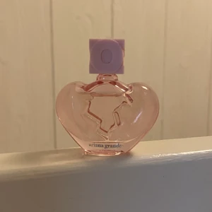 Thank u next  - Thank u next mini size. Oanvänd men på bilden ser det ut som att den är lite använd, men den är inte det🤍 köparen står för frakten, pris går att diskutera!