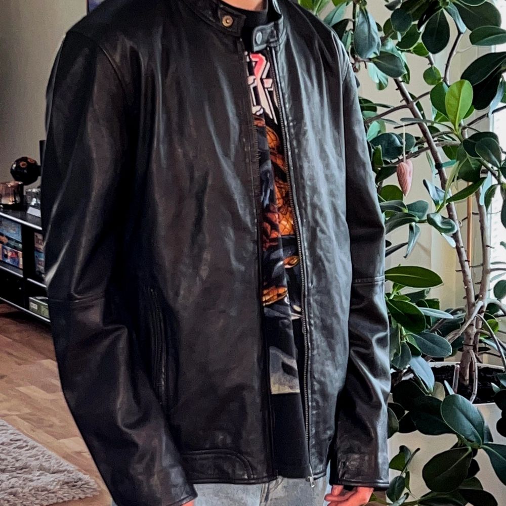 tjo! säljer några skinnjackor (gå in på min profil för att se 11 andra skinnjackor). Storlek: XL - Jag är 175 - Vid frågor kontankta mig via snap eller medelenaden här. fenixp04 :). Jackor.