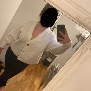 Vit stickad kofta - Säljer nu min vita stickade kofta då jag aldrig använt den, nypris 250kr