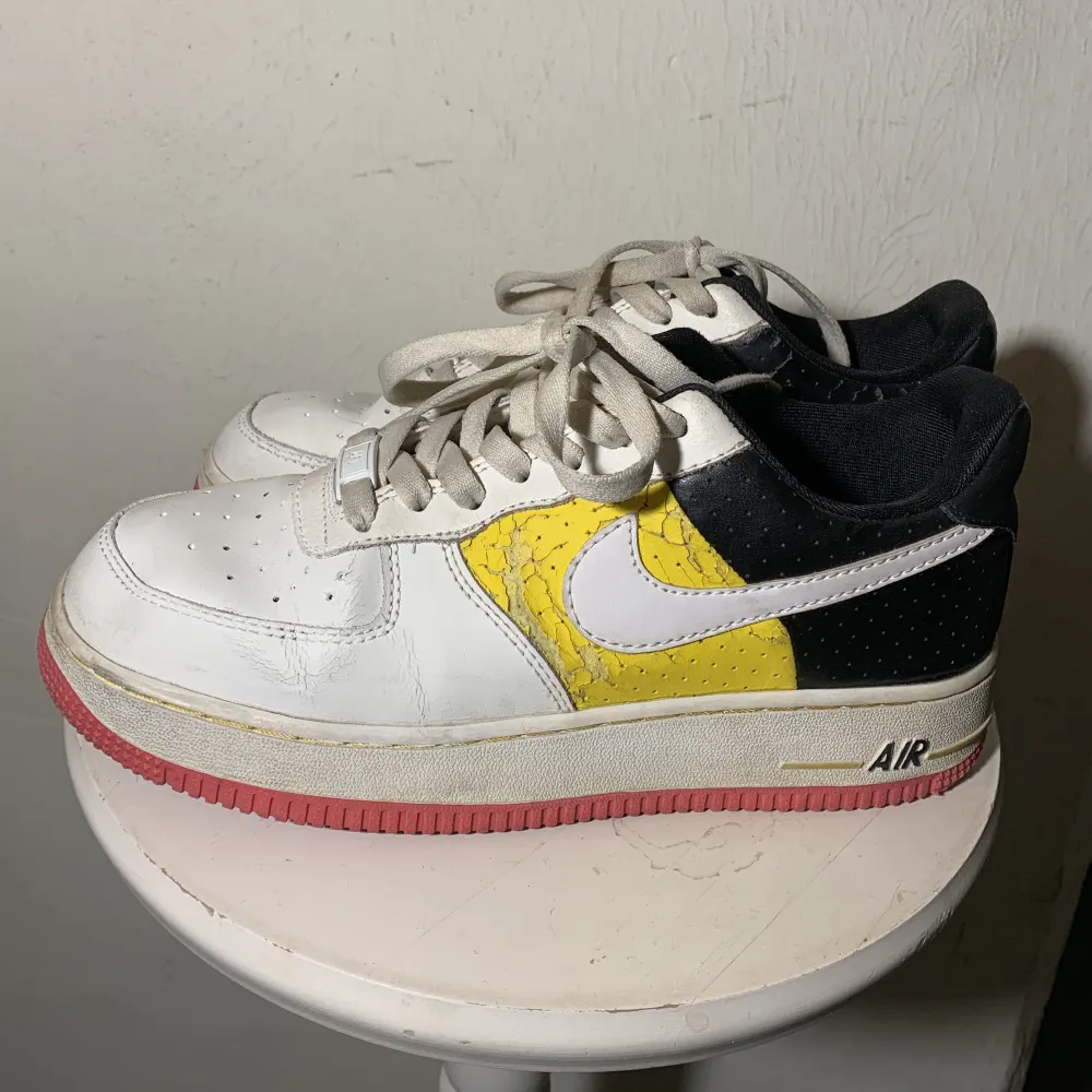 Slitna men fina Nike Air force 1. Gula lädret är slitet men annars fina! Storlek 37,5. Skor.