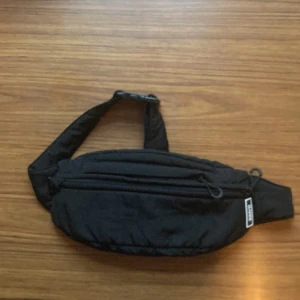 GANNI axelväska - Oanvänd liten väska.  Nypris 1200kr