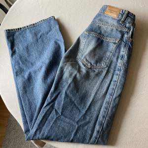 Säljer mina slitna jeans i strlk 34 från Gina i fint skick🥰 Köparen står för frakt💕
