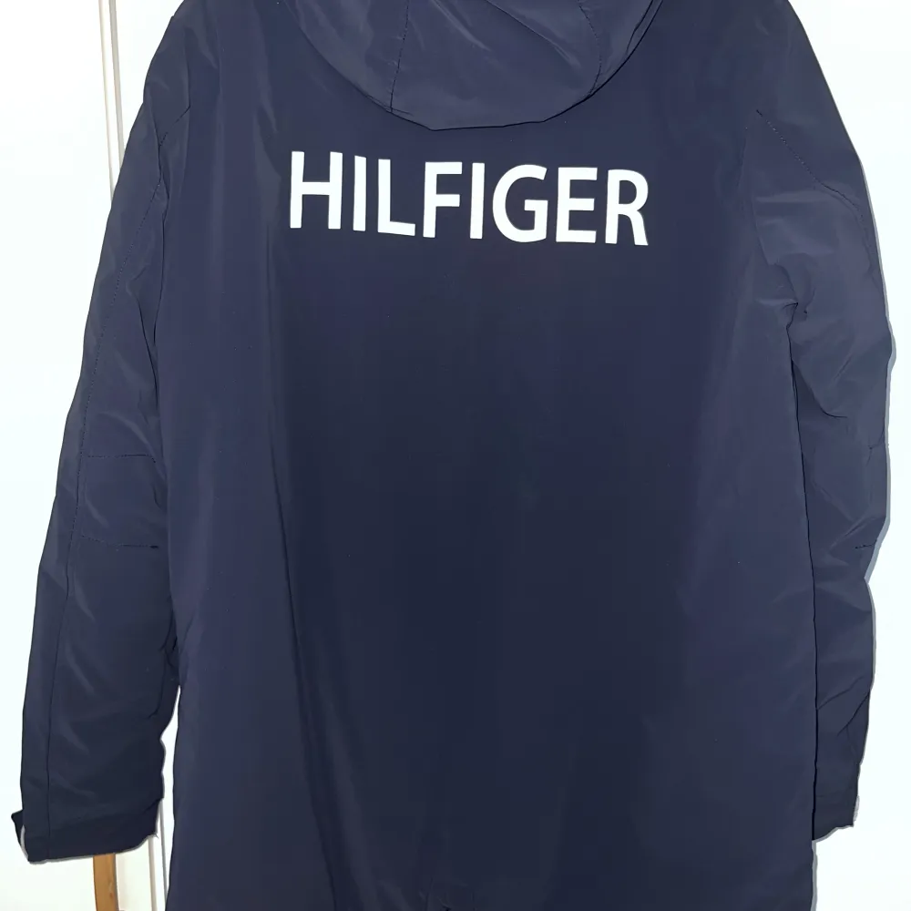 Jätte fin jacka från tommy hilfiger i storlek 176. Väldigt bra skick nästan som ny. En lagomt varm jacka med skön vadering☺️. Jackor.