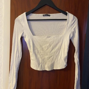 Vit topp - Säljer min fina topp från zara som inte längre kommer till användning, har använts med försiktighet och är i gott skick.