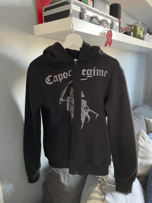 Rhinestone hoodie  - En jätte fin rhinestone hoodie från cosanostra Stocholm!  Knappt använt den Max använd 4 gånger! 