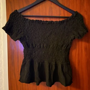 Svart topp - Säljer min topp från gina tricot
