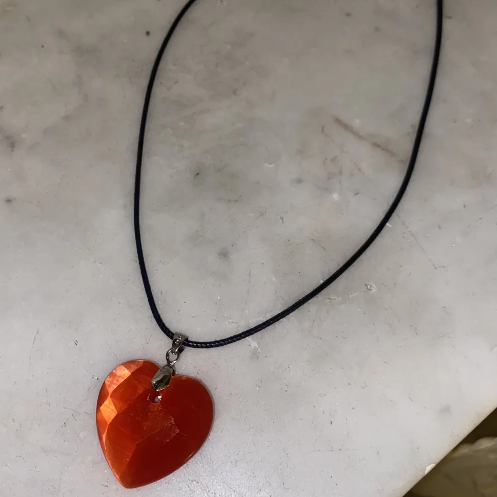 Lovers red heart shaped pedant choker   In good condition   DM me for more pictures . Accessoarer.